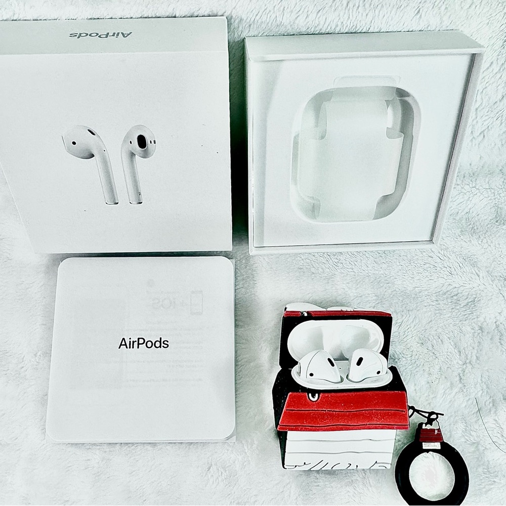 Apple AirPods 2nd Generation with Charging Case - White with Snoopy case cover